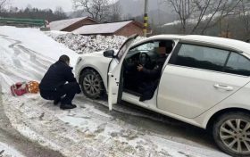 寧強公安：車輛被困雪地 民警及時救援縮略圖